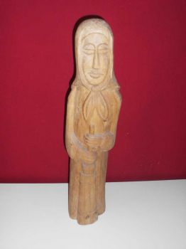 alte Holzschnitzerei, Bäuerin