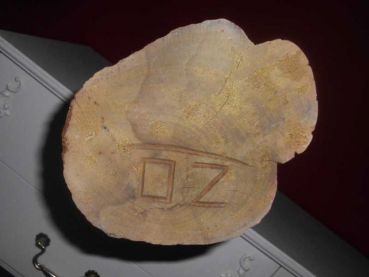 alte Holzschnitzerei, Bäuerin