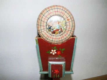 Preview: sehr alter Klöppelständer mit Klöppelsack, original Erzgebirge, handbemalt, Jahrhundertwende