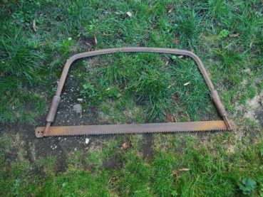 alte Säge Handsäge Holzsäge Bügelsäge Gestellsäge Spannsäge Schreiner Zimmermann Holz Deko