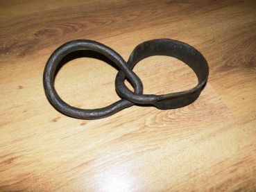 große uralte schmiedeeisene Halterung, Befestigung, Kette, Ring