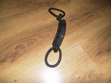 Preview: große uralte schmiedeeisene Halterung, Befestigung, Kette, Ring.