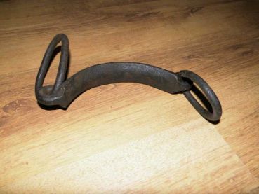 große uralte schmiedeeisene Halterung, Befestigung, Kette, Ring.