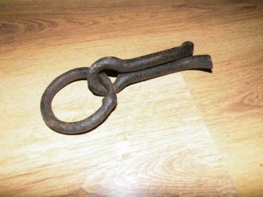 große uralte schmiedeeisene Halterung, Befestigung, Kette, Ring