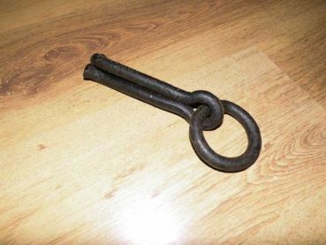 große uralte schmiedeeisene Halterung, Befestigung, Kette, Ring