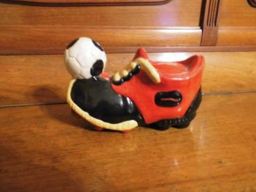 alte Spardose in Form eines Fußballschuhes