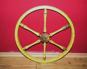 sehr altes Holzrad Wagenrad Rad