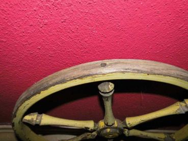 Preview: sehr altes Holzrad Wagenrad Rad