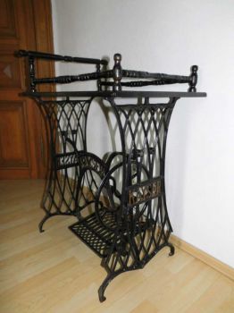 Preview: Bestelltisch aus Untergestell Nähmaschine Kayser,Guß