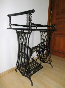 Preview: Bestelltisch aus Untergestell Nähmaschine Kayser,Guß