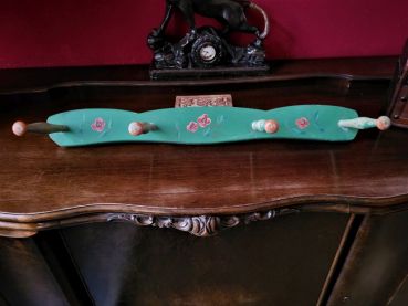 alte Wandgarderobe, Bauernmalerei, Hakenleiste, Garderobe, handbemalt, Blumenmotiv