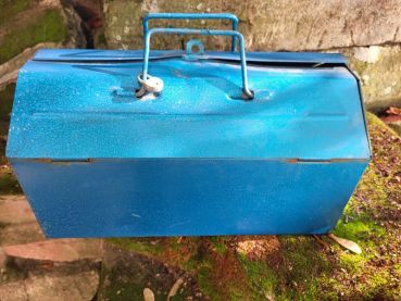 alte Werkzeugkiste, Werkzeugkoffer, Metallkiste, Oldtimer, Top