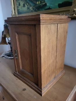 alter Hängeschrank aus Eiche, um 1900, Naturholz, Wandschrank, Arzneischrank, Medizinschrank, Erste Hilfe Schrank