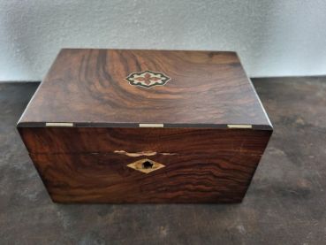 hübsche Holzschatulle, Holztruhe Holzkiste Aufbewahrung