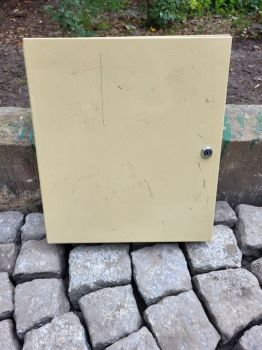 alter Schlüsselkasten 50er Jahre, Schränkchen. Hängeschrank Metallschrank, Blechschrank