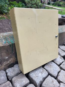 Preview: alter Schlüsselkasten 50er Jahre, Schränkchen. Hängeschrank Metallschrank, Blechschrank