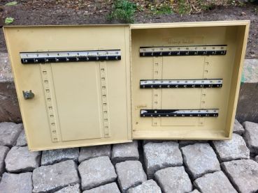 Preview: alter Schlüsselkasten 50er Jahre, Schränkchen. Hängeschrank Metallschrank, Blechschrank