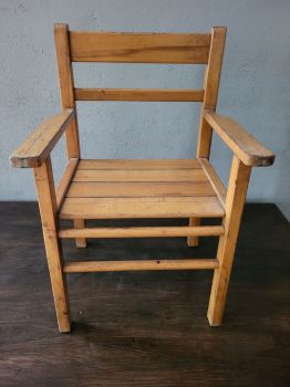 alter Kinderstuhl von Jahn, Holzstuhl, Schulstuhl,