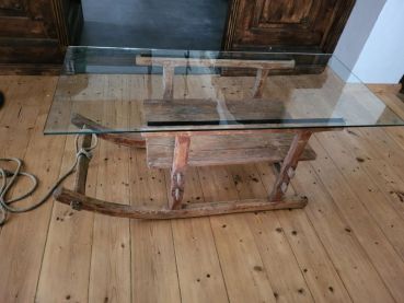Preview: alter Holzschlitten Couchtisch mit Glasplatte