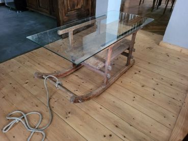 Preview: alter Holzschlitten Couchtisch mit Glasplatte