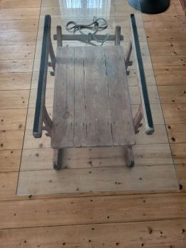 alter Holzschlitten Couchtisch mit Glasplatte