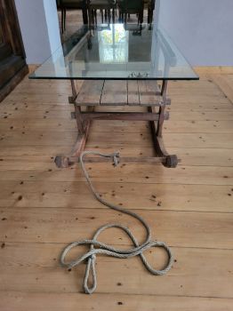 alter Holzschlitten Couchtisch mit Glasplatte