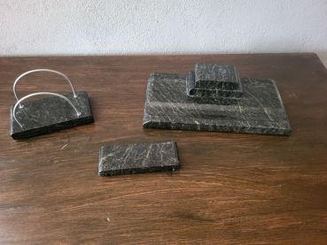 alte Schreibtischgarnitur aus Marmor, Tintenfass, Löschwiege und Briefhalter