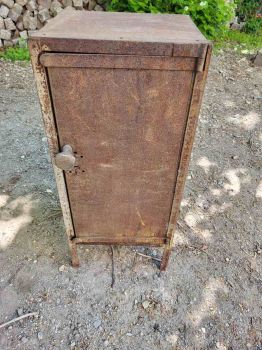 alter Metallschrank, Blechschrank, Industrieschrank