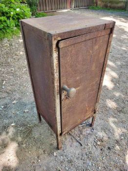 Preview: alter Metallschrank, Blechschrank, Industrieschrank