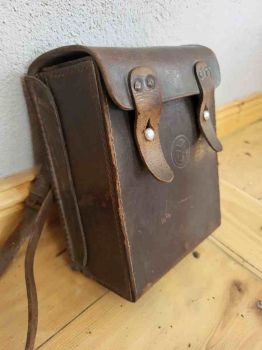 Preview: alte kleinere Erste Hilfe Leder Tasche Militärtasche Armee Sanitätertasche