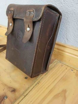 Preview: alte kleinere Erste Hilfe Leder Tasche Militärtasche Armee Sanitätertasche