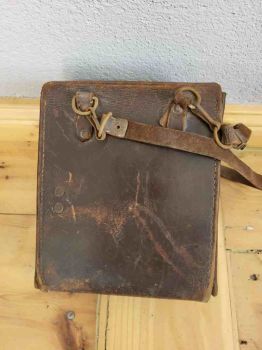 alte kleinere Erste Hilfe Leder Tasche Militärtasche Armee Sanitätertasche