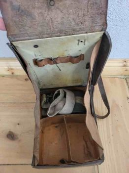 alte kleinere Erste Hilfe Leder Tasche Militärtasche Armee Sanitätertasche