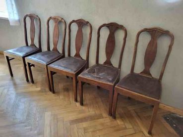 5 alte Holzstühle