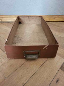sehr tiefe Schublade aus Pappe, 30er Jahre Schubkasten, Muschelgriff