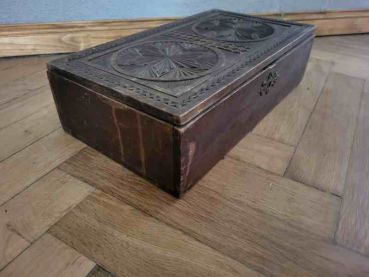 Preview: alte Holzkiste , Schmückkästchen, Schatulle, Verzierungen, Holzschnitzerei