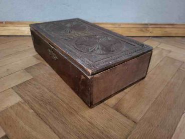 Preview: alte Holzkiste , Schmückkästchen, Schatulle, Verzierungen, Holzschnitzerei