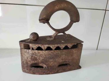 altes Bügeleisen, Glätteisen, Kohle, mit Holzgriff