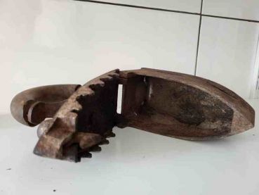 Preview: altes Bügeleisen, Glätteisen, Kohle, mit Holzgriff