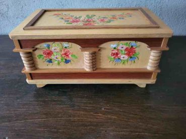 hübsches Schmückkästchen, Schatulle , Holzkiste, Weichholz,