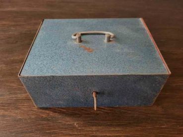 alte Geldkassette aus Metall mit Innenfach