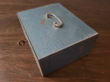alte Geldkassette aus Metall mit Innenfach