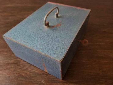 alte Geldkassette aus Metall mit Innenfach