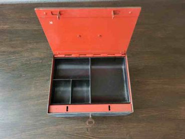 alte Geldkassette aus Metall mit Innenfach