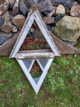 Preview: altes dreieckiges Holzfenster mit Rahmen, Sprossenfenster, gut erhalten