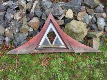 Preview: altes dreieckiges Holzfenster mit Rahmen, Sprossenfenster, gut erhalten