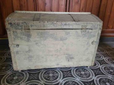 alte Runddeckeltruhe, Schatzkiste, Holztruhe, Truhe, Weichholz