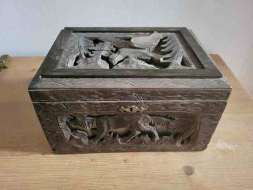 alte Holzkiste um 1890, handgeschnitzt, Jagdmotiv, Truhe