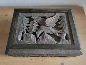 Preview: alte Holzkiste um 1890, handgeschnitzt, Jagdmotiv, Truhe