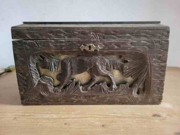 Preview: alte Holzkiste um 1890, handgeschnitzt, Jagdmotiv, Truhe